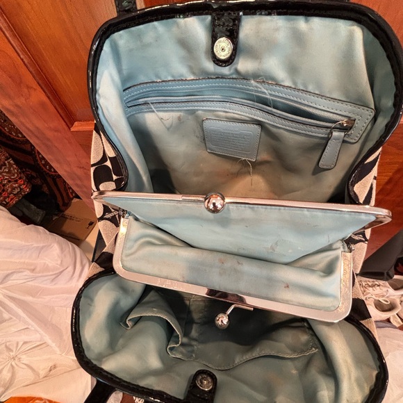 Coach Black and Cream Shoulder Bag. - Picture 3 of 7